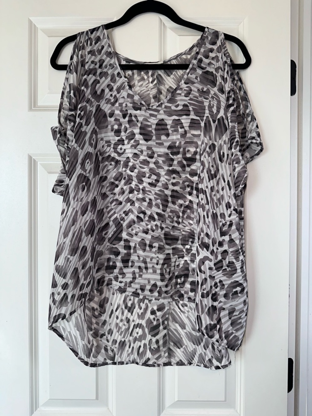 Women's V-Neck Cold Shoulder Short Sleeve Leopard Print High Lo Top in Gray Sz L